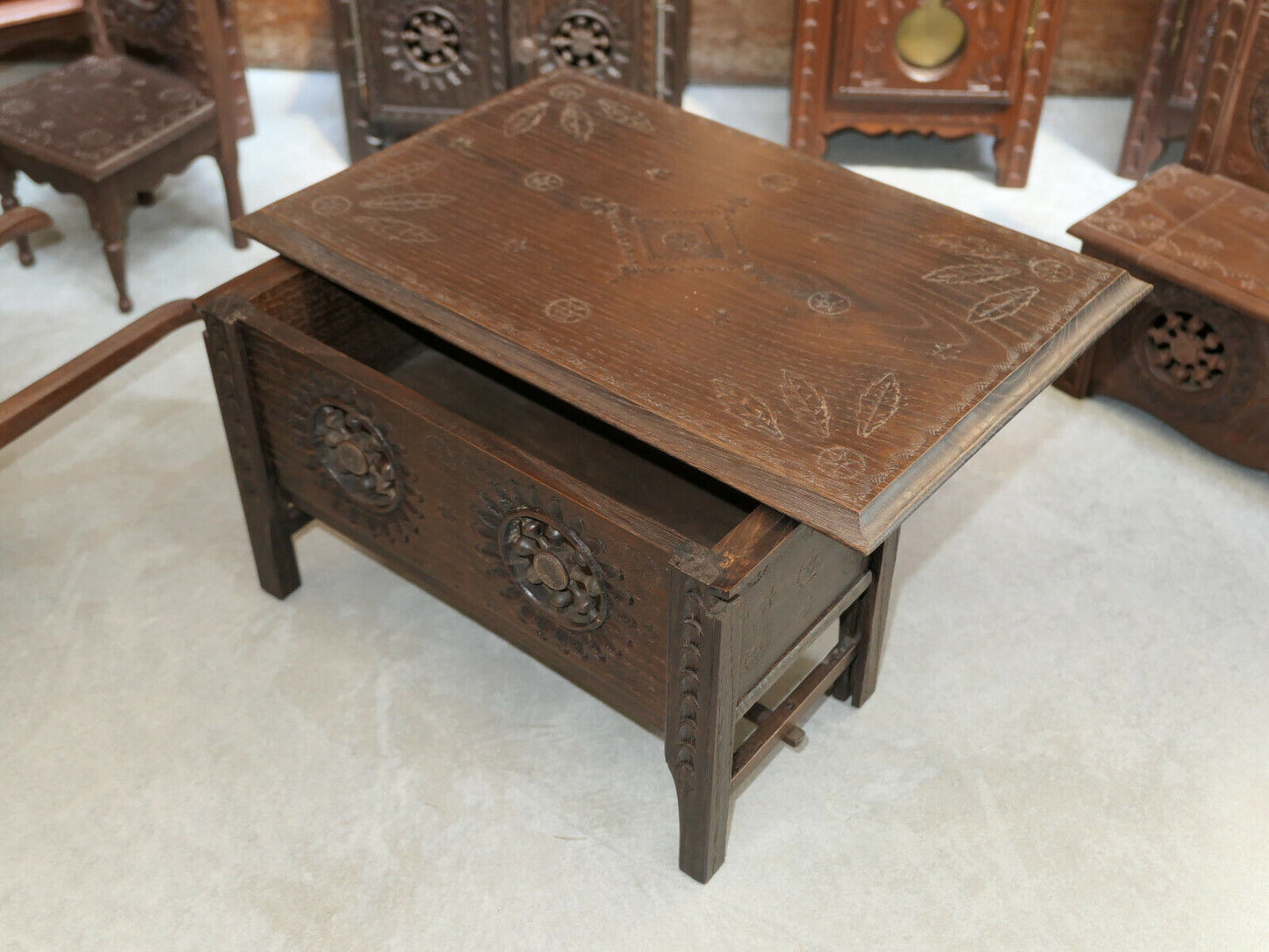 IMPORTANT LOT DE MOBILIER BRETON MINIATURE AVEC 10 ASSIETTES FAIENCE QUIMPER