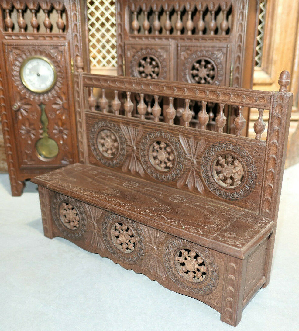 IMPORTANT LOT DE MOBILIER BRETON MINIATURE AVEC 10 ASSIETTES FAIENCE QUIMPER