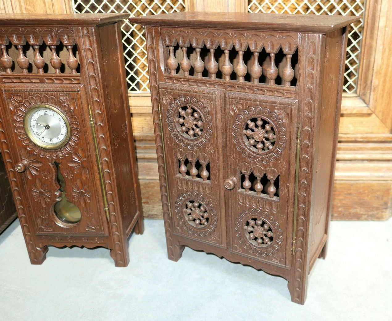 IMPORTANT LOT DE MOBILIER BRETON MINIATURE AVEC 10 ASSIETTES FAIENCE QUIMPER