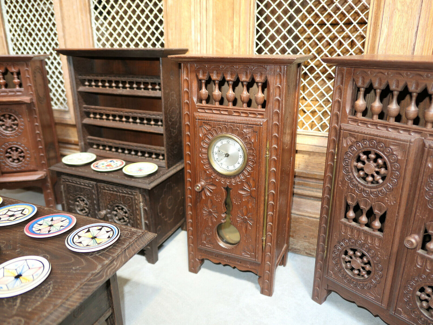 IMPORTANT LOT DE MOBILIER BRETON MINIATURE AVEC 10 ASSIETTES FAIENCE QUIMPER