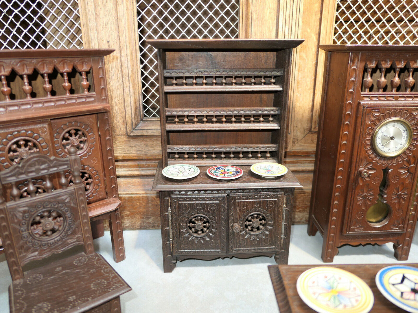 IMPORTANT LOT DE MOBILIER BRETON MINIATURE AVEC 10 ASSIETTES FAIENCE QUIMPER