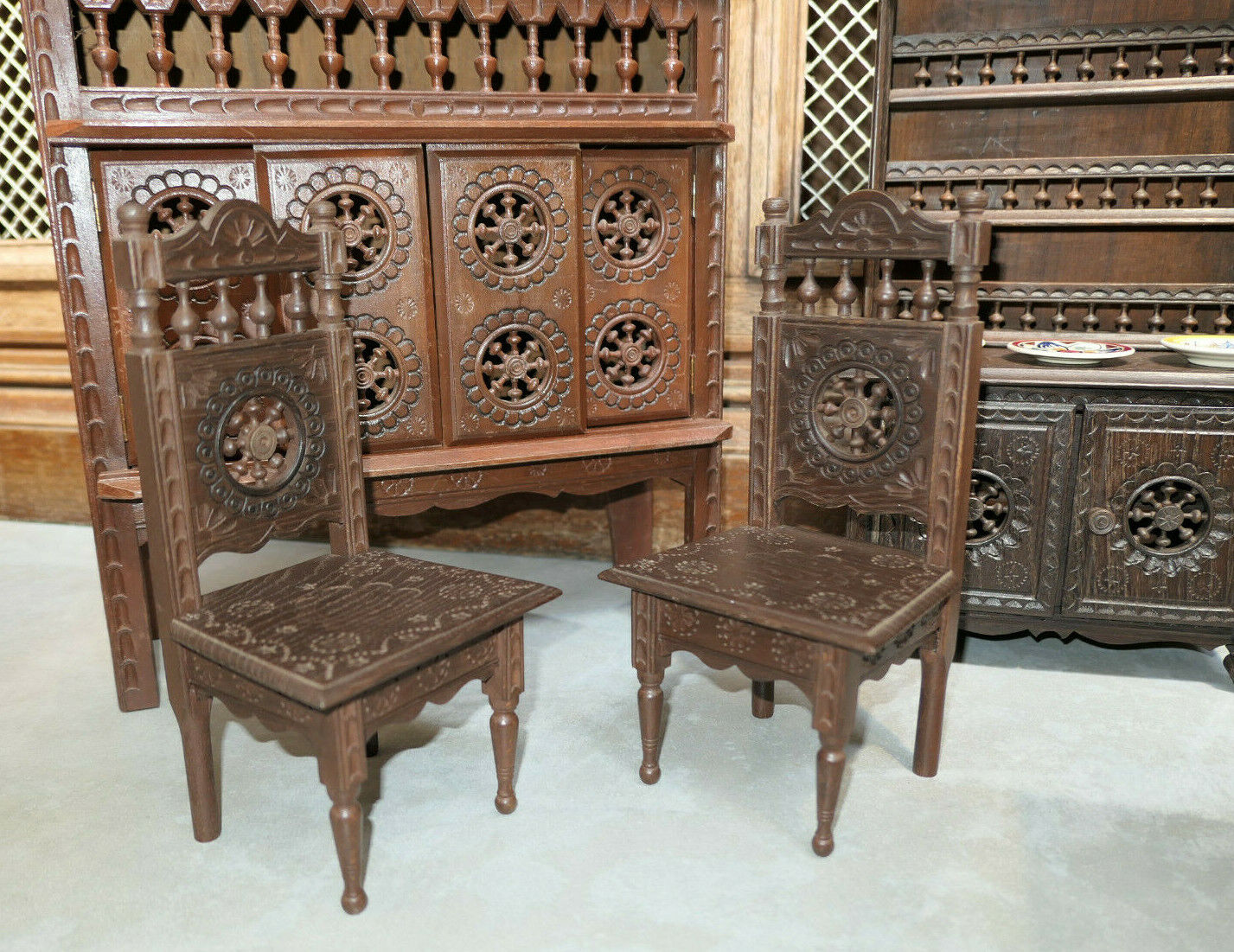 IMPORTANT LOT DE MOBILIER BRETON MINIATURE AVEC 10 ASSIETTES FAIENCE QUIMPER