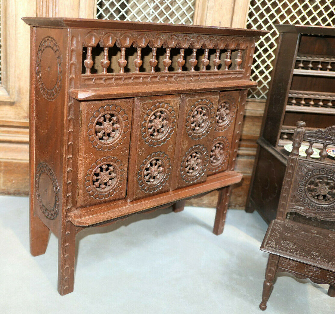 IMPORTANT LOT DE MOBILIER BRETON MINIATURE AVEC 10 ASSIETTES FAIENCE QUIMPER