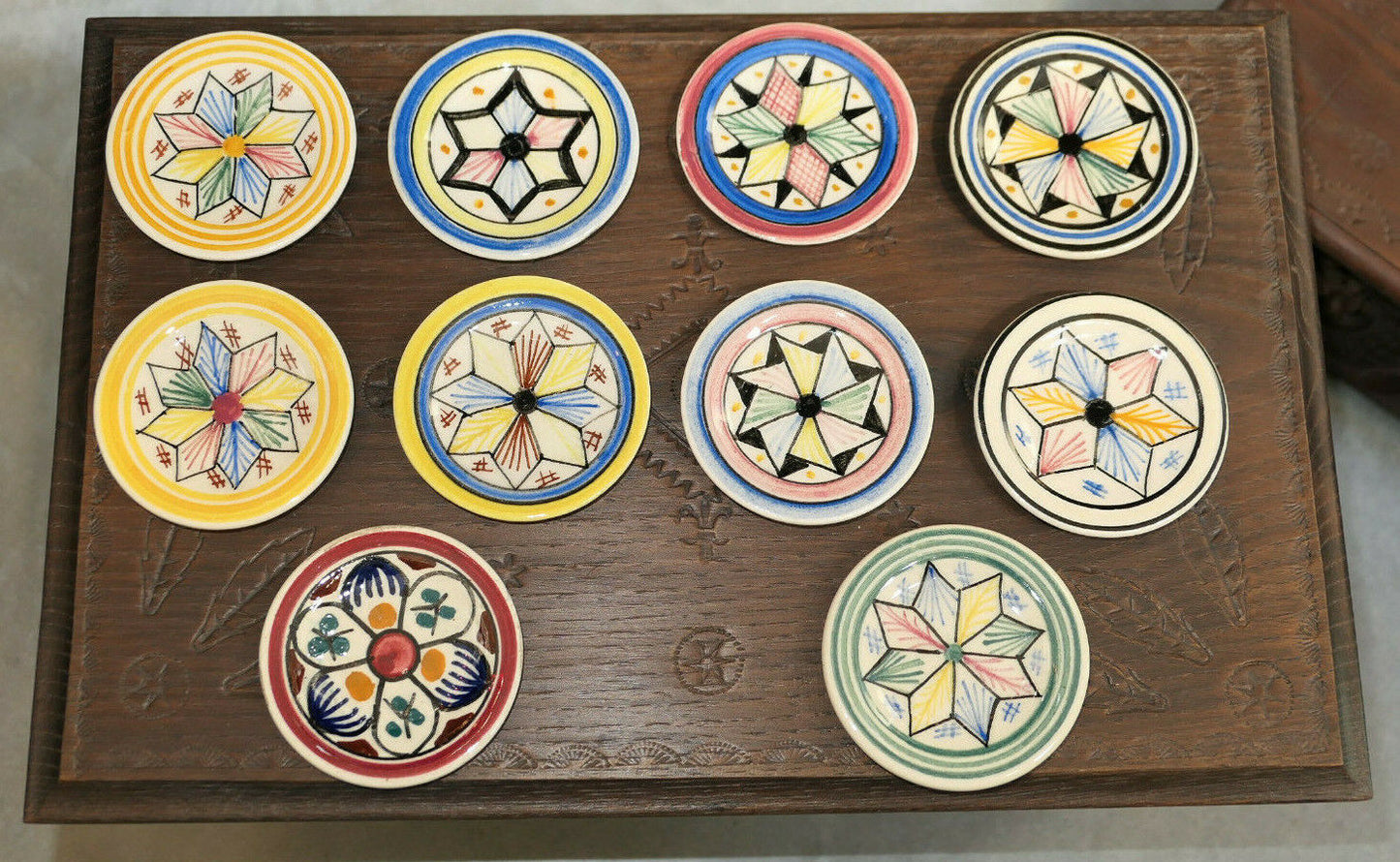 IMPORTANT LOT DE MOBILIER BRETON MINIATURE AVEC 10 ASSIETTES FAIENCE QUIMPER