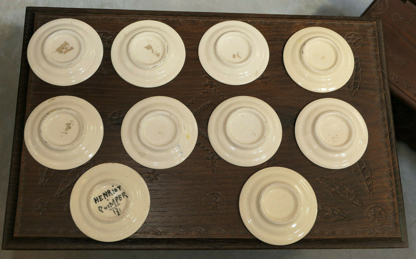 IMPORTANT LOT DE MOBILIER BRETON MINIATURE AVEC 10 ASSIETTES FAIENCE QUIMPER