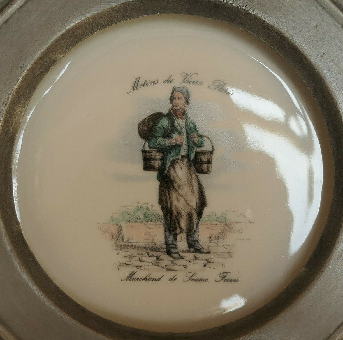 PETITE ASSIETTE DECORATIVE EN PORCELAINE ET ETAIN / DESHOULIERES / METIERS