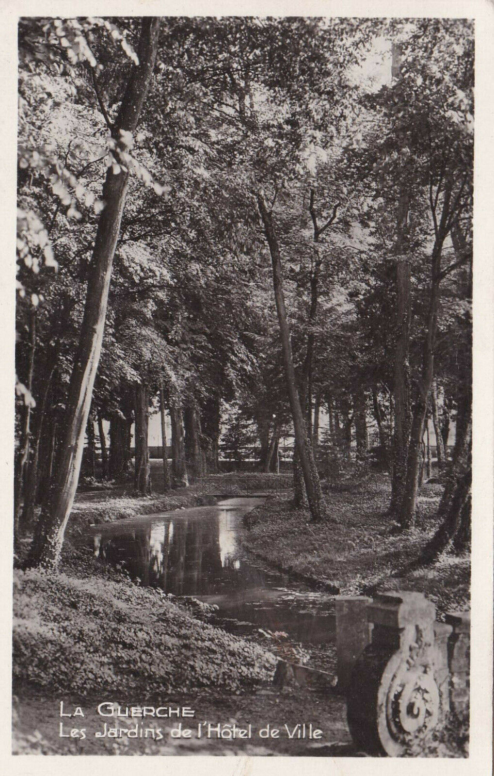 CARTE POSTALE ANCIENNE CPA / LA GUERCHE LES JARDINS DE L'HOTEL DE VILLE (1950)
