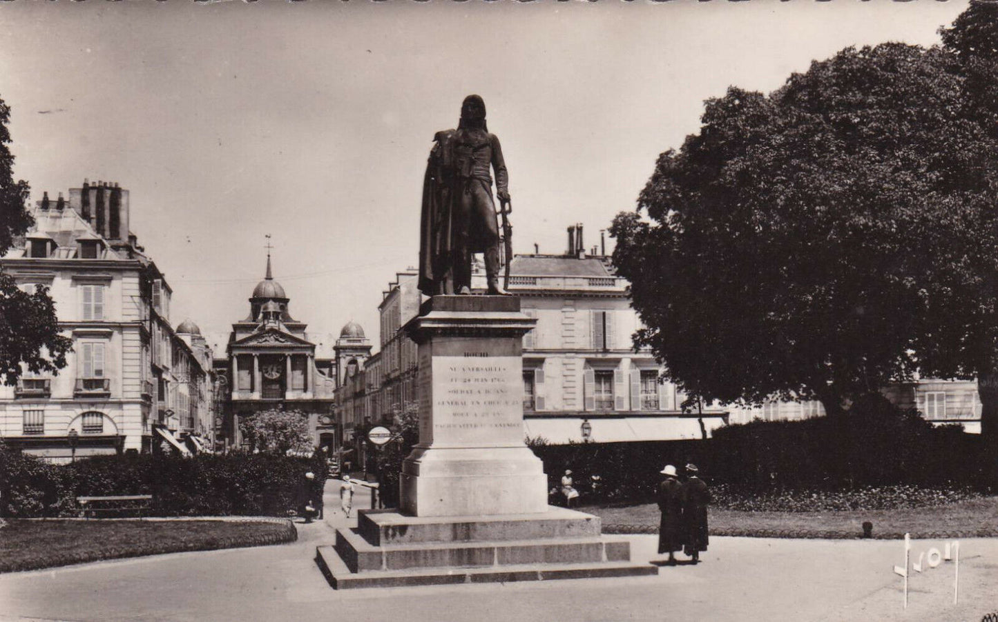 CARTE POSTALE CPSM NOIR & BLANC / VERSAILLES SQUARE HOCHE (1960)