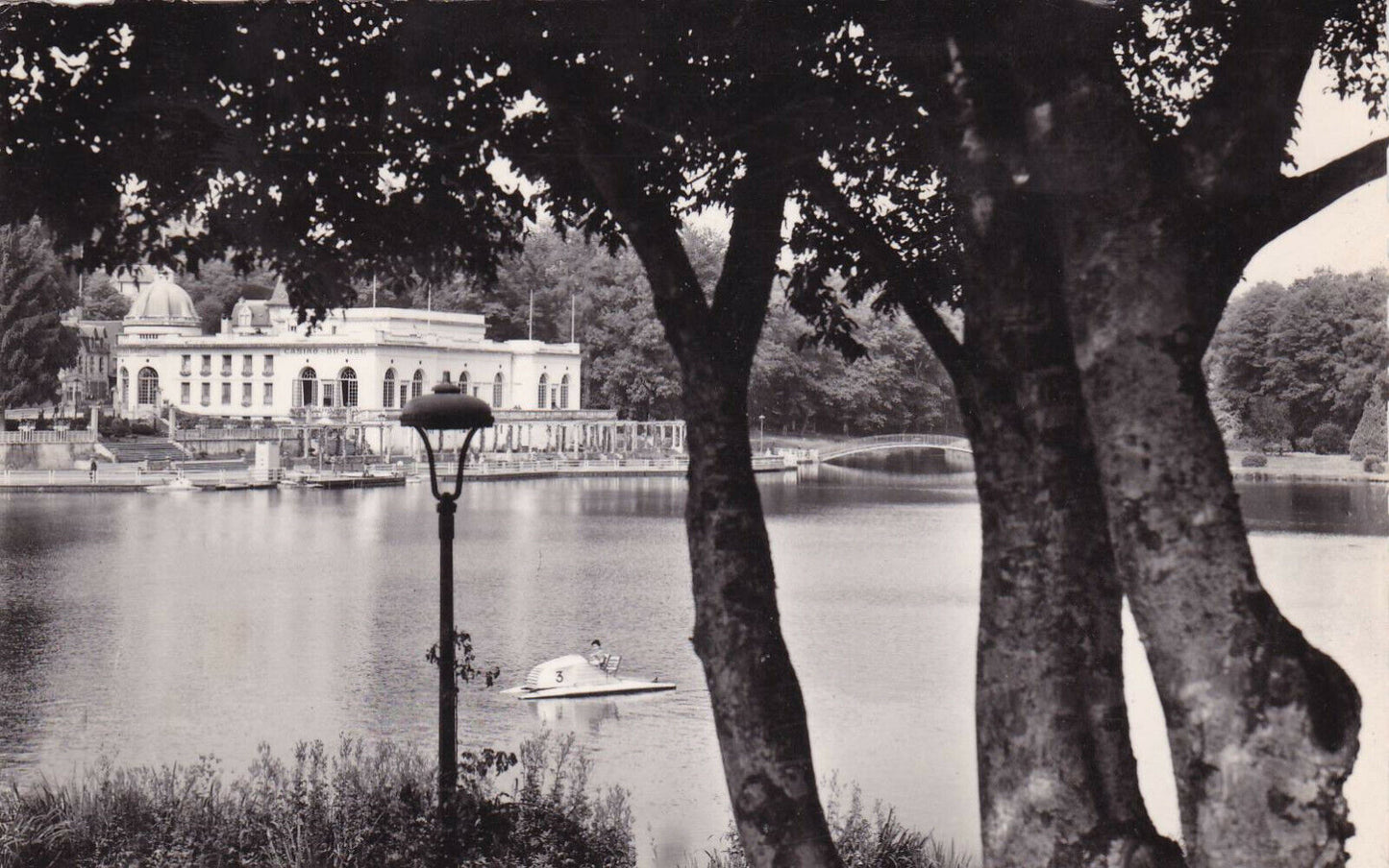 CARTE POSTALE CPSM NOIR & BLANC / BAGNOLES-DE-L'ORNE LE CASINO DU LAC (1953)