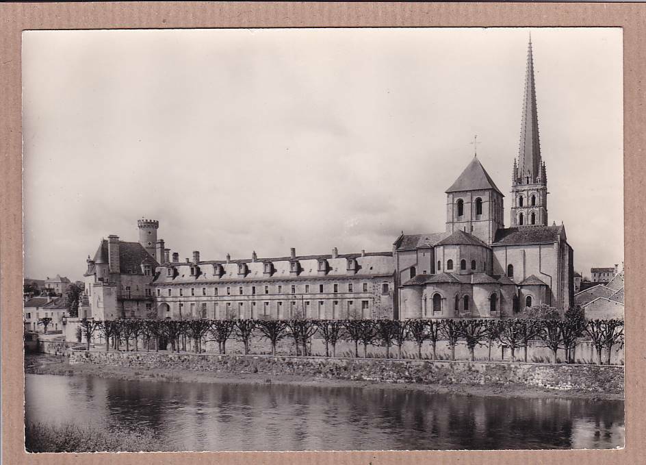 CARTE POSTALE CPSM NOIR & BLANC / SAINT-SAVIN-SUR-GARTEMPE L'EGLISE ET BATIMENTS