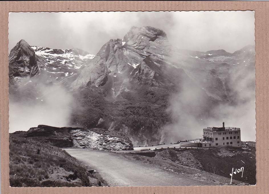 CPSM BLACK & WHITE POSTCARD / COL D'AUBISQUE THE HOTEL DES CRETES BLANCHES