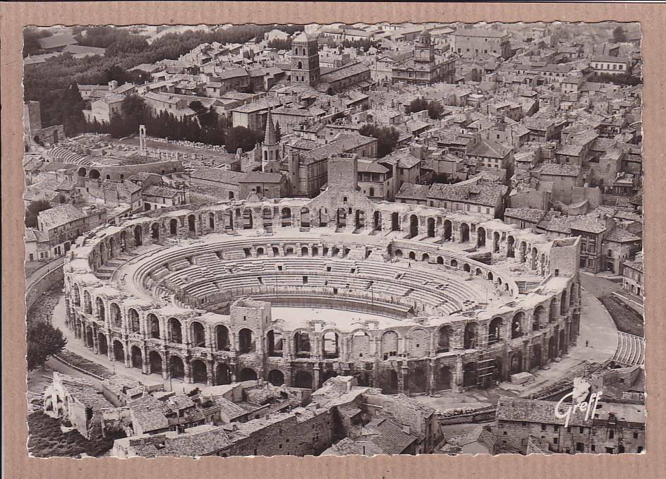 CARTE POSTALE CPSM NOIR & BLANC / ARLES VUE AERIENNE ENSEMBLE DES ARENES