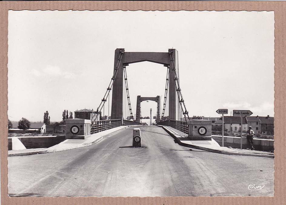 CPSM BLACK & WHITE POSTCARD / TOURNUS THE NEW SUSPENSION BRIDGE OVER THE SAONE
