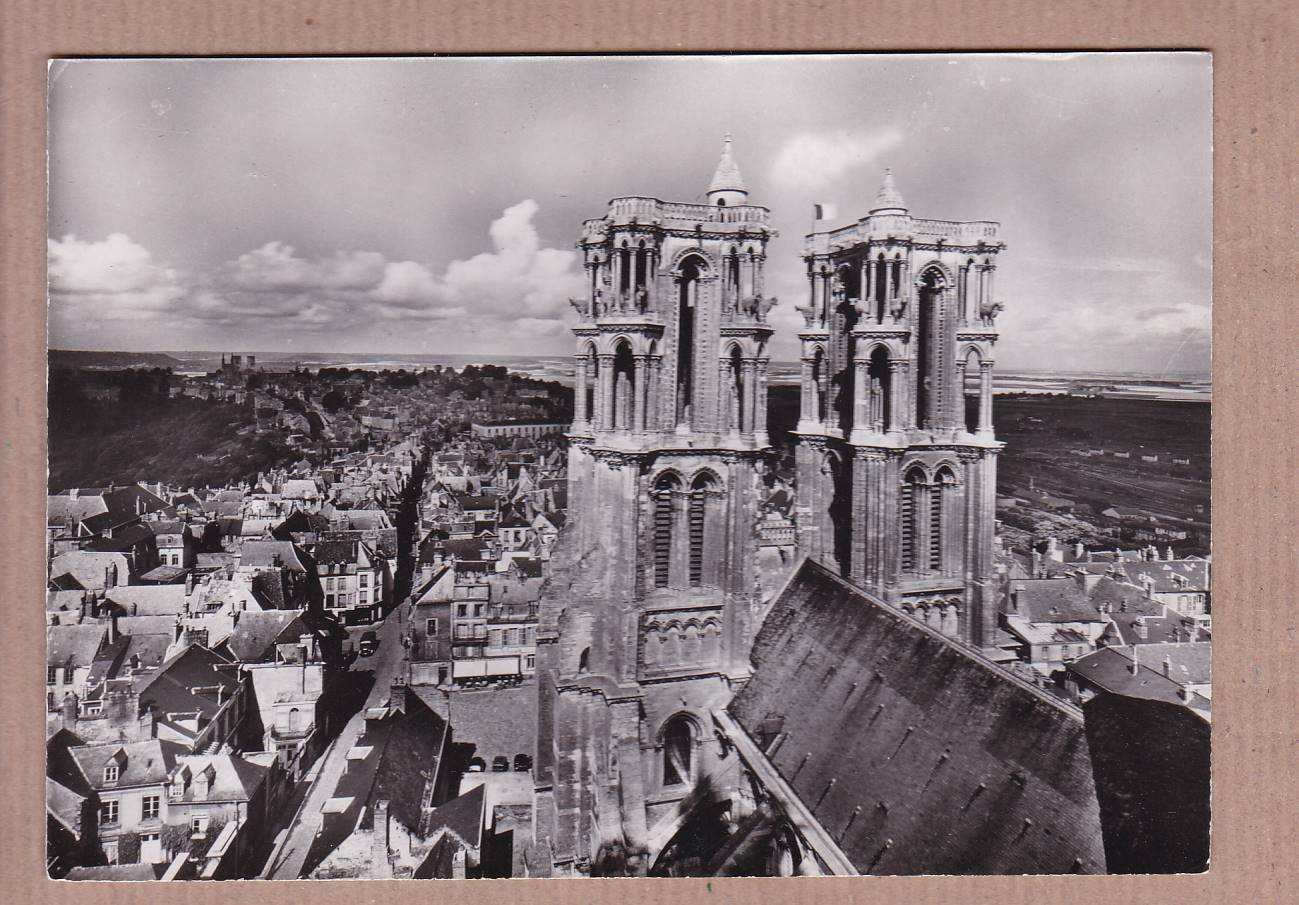 CARTE POSTALE CPSM NOIR & BLANC / LAON AISNE CATHEDRALE NOTRE-DAME TOURS FACADE