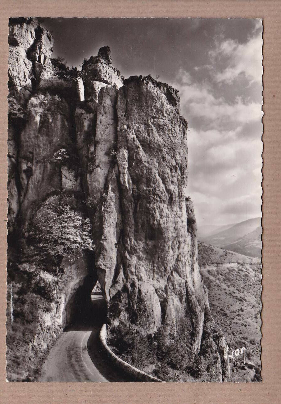 CARTE POSTALE CPSM NOIR & BLANC / MEYRUEIS ROUTE DE L'AVEN ARMAND ET STE-ENIMIE