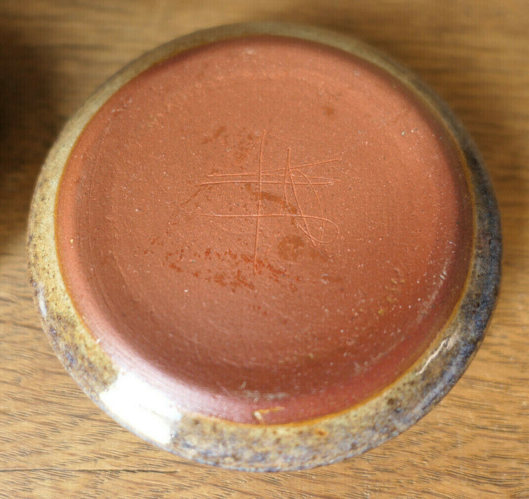 PAIRE DE PETITS BEURRIERS DE TABLE COUPELLES TERRE CUITE VERNISSEE SIGNEES HC