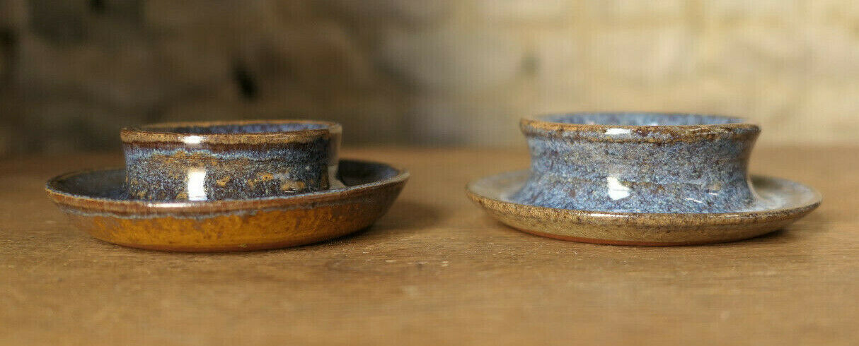 PAIRE DE PETITS BEURRIERS DE TABLE COUPELLES TERRE CUITE VERNISSEE SIGNEES HC