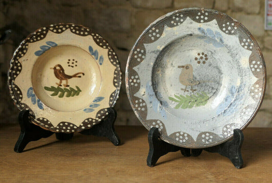 PAIRE D'ANCIENNES PETITES ASSIETTES DECOR OISEAU TERRE CUITE A IDENTIFIER