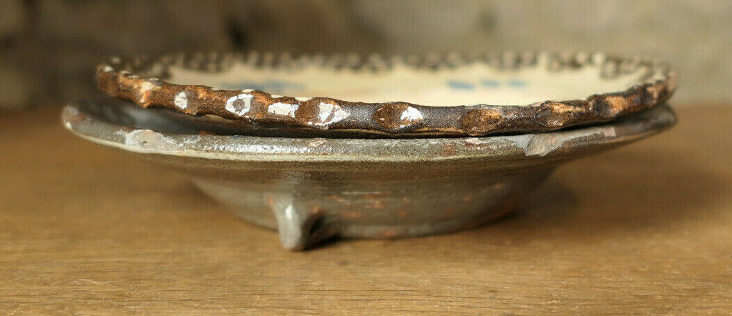 PAIRE D'ANCIENNES PETITES ASSIETTES DECOR OISEAU TERRE CUITE A IDENTIFIER