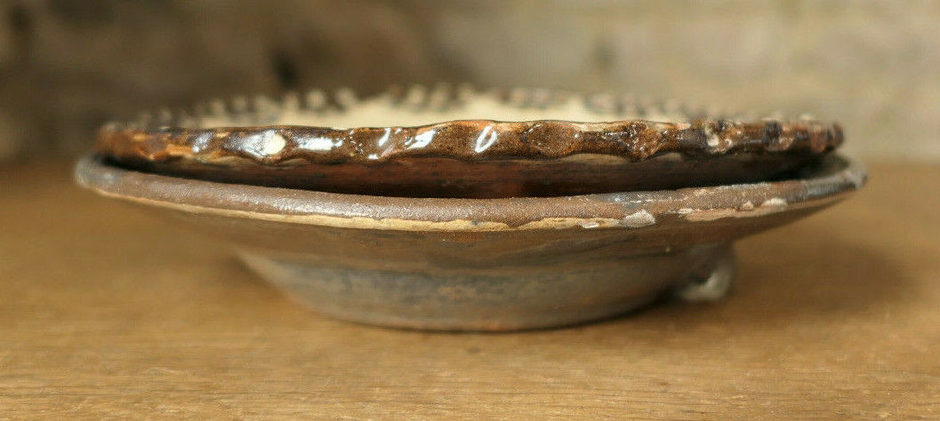 PAIRE D'ANCIENNES PETITES ASSIETTES DECOR OISEAU TERRE CUITE A IDENTIFIER
