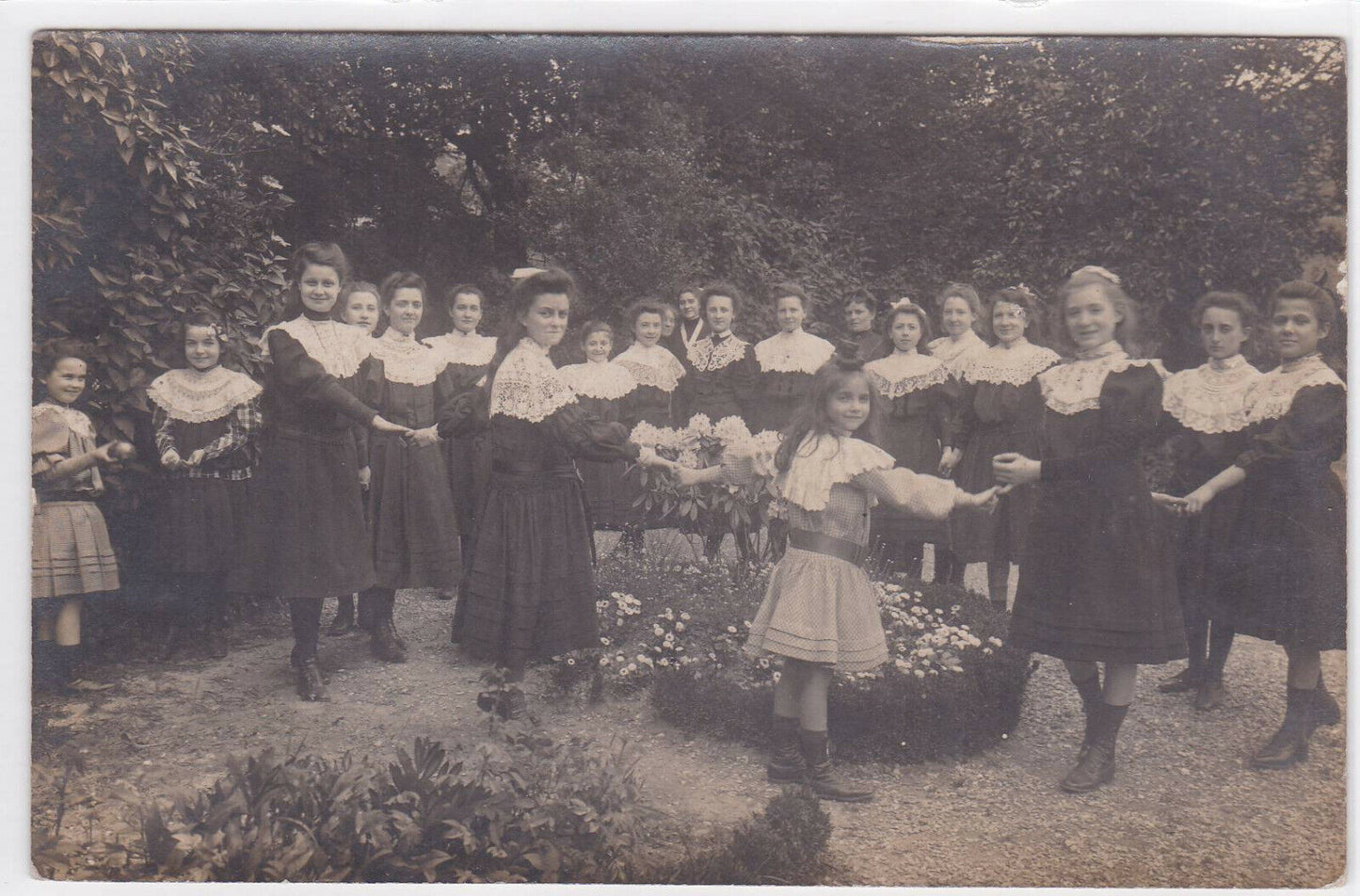 LOT DE 2 ANCIENNES CARTES PHOTOS GROUPE ECOLE FILLES GRAND MONTROUGE PARIS ?