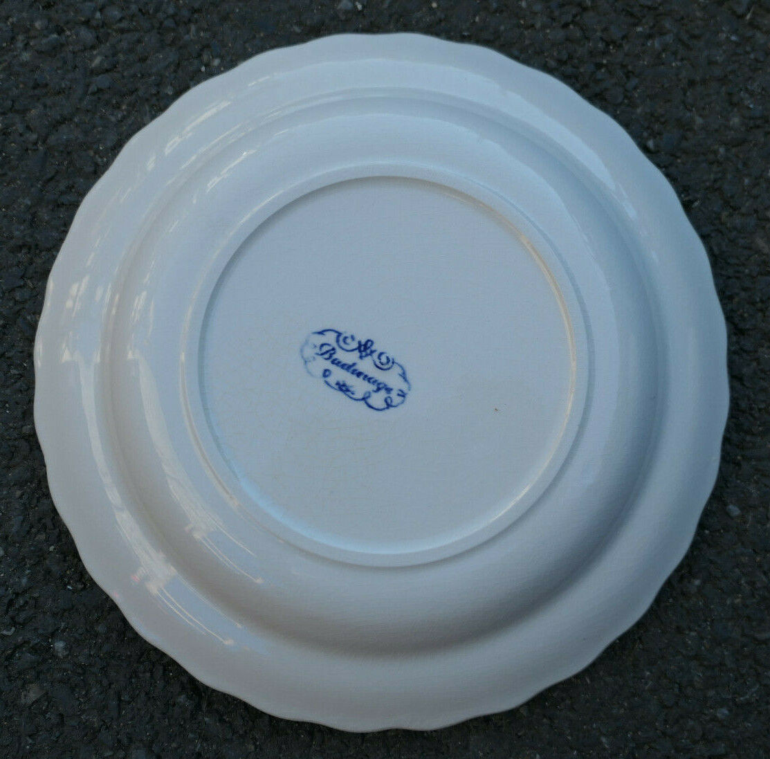 ANCIENNE ASSIETTE EN FAIENCE DECOR BADINAGE AMOUREUX AMOUR COUPLE A IDENTIFIER