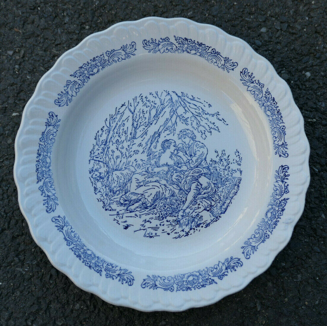 ANCIENNE ASSIETTE EN FAIENCE DECOR BADINAGE AMOUREUX AMOUR COUPLE A IDENTIFIER