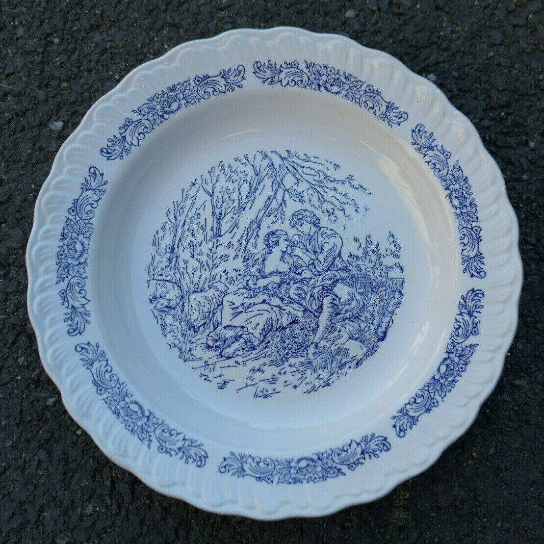 ANCIENNE ASSIETTE EN FAIENCE DECOR BADINAGE AMOUREUX AMOUR COUPLE A IDENTIFIER