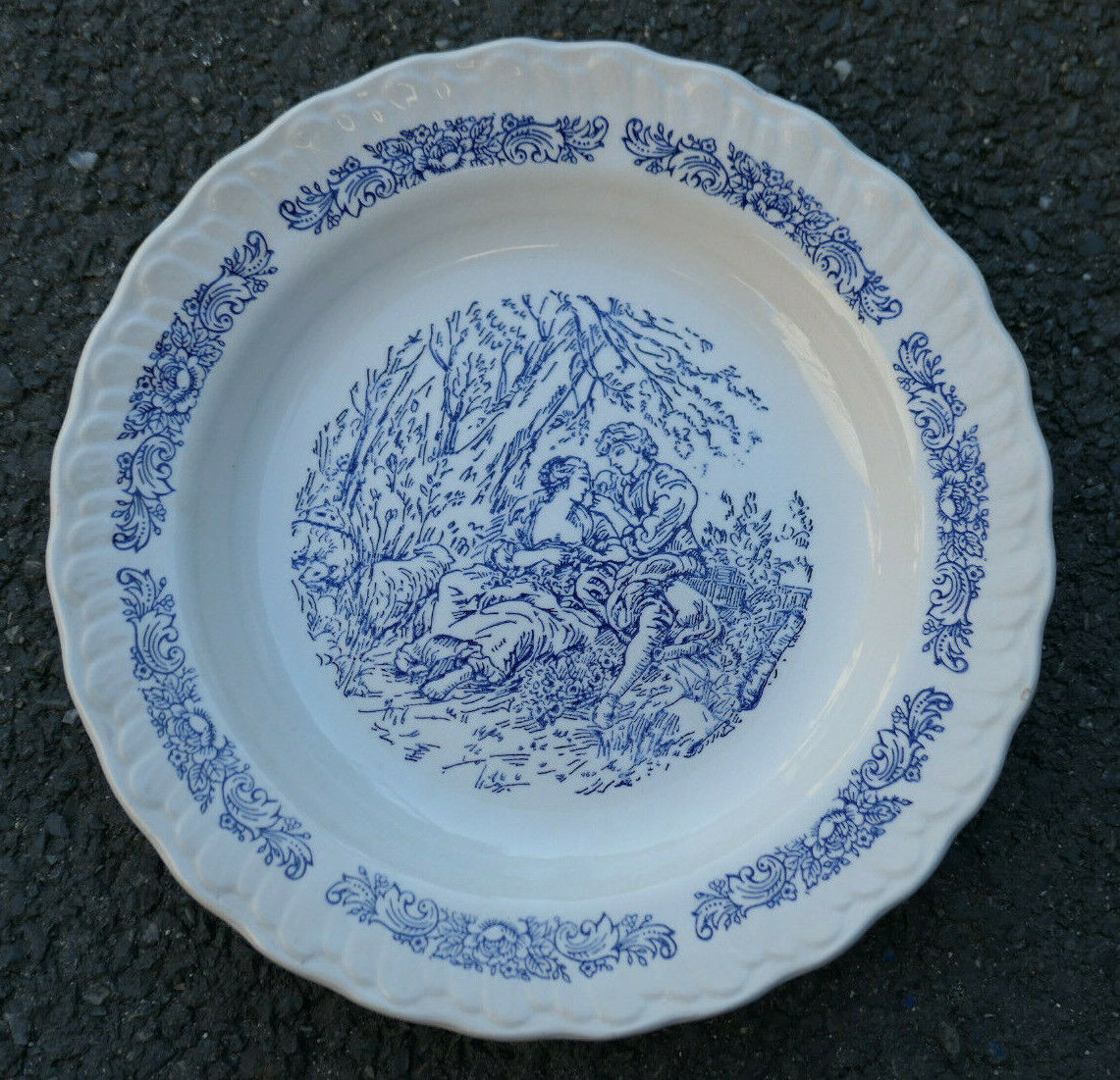 ANCIENNE ASSIETTE EN FAIENCE DECOR BADINAGE AMOUREUX AMOUR COUPLE A IDENTIFIER