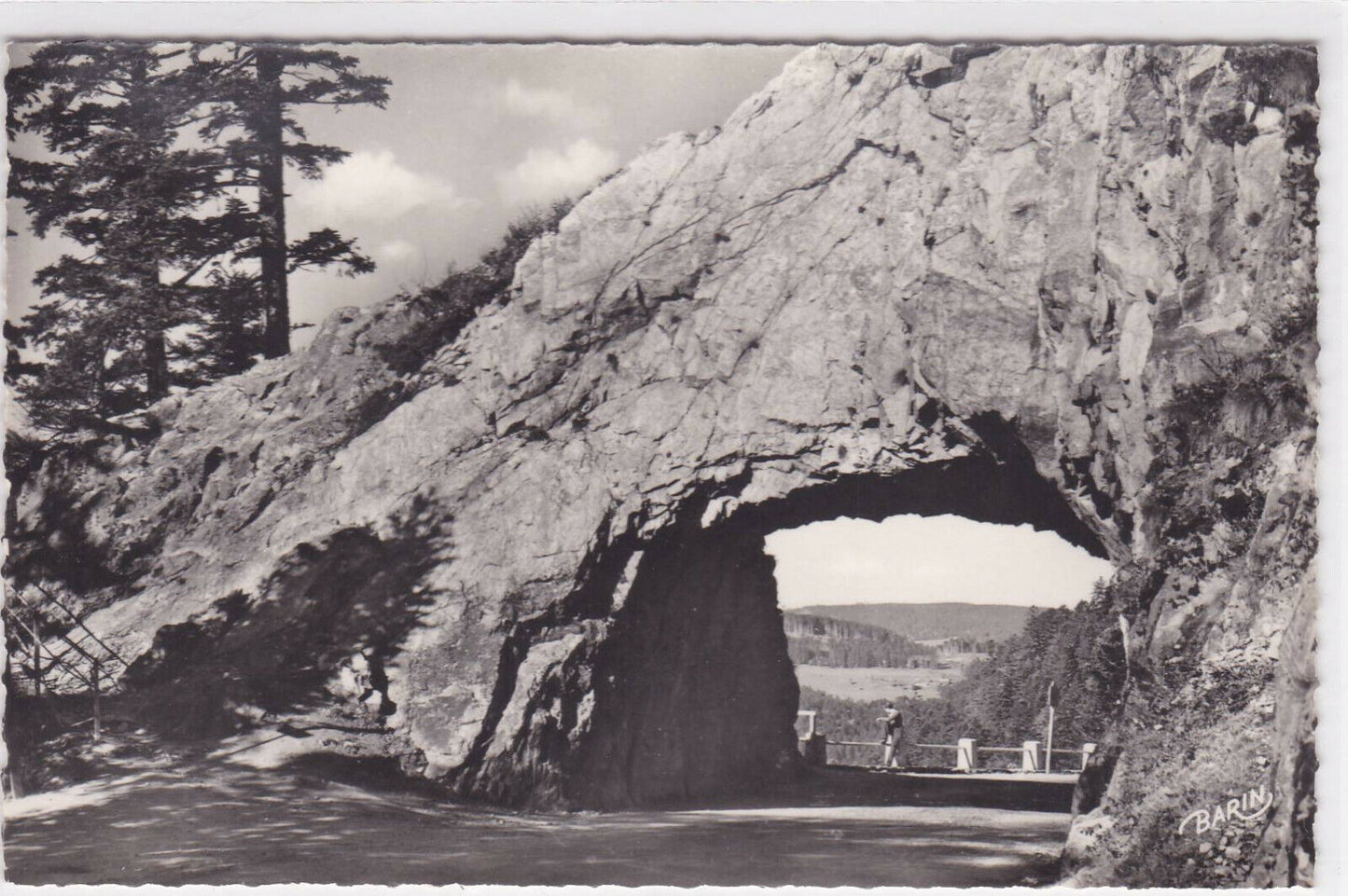 BLACK & WHITE POSTCARD CPSM GERARDMER CLIMATIC STATION LA ROCHE DU DIABLE