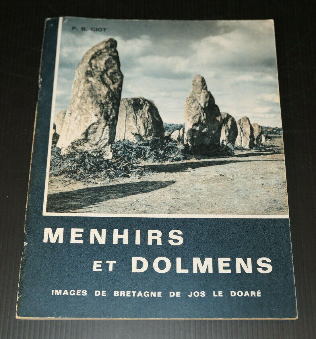MENHIRS ET DOLMENS / IMAGES DE BRETAGNE DE JOS LE DOARE / 1970