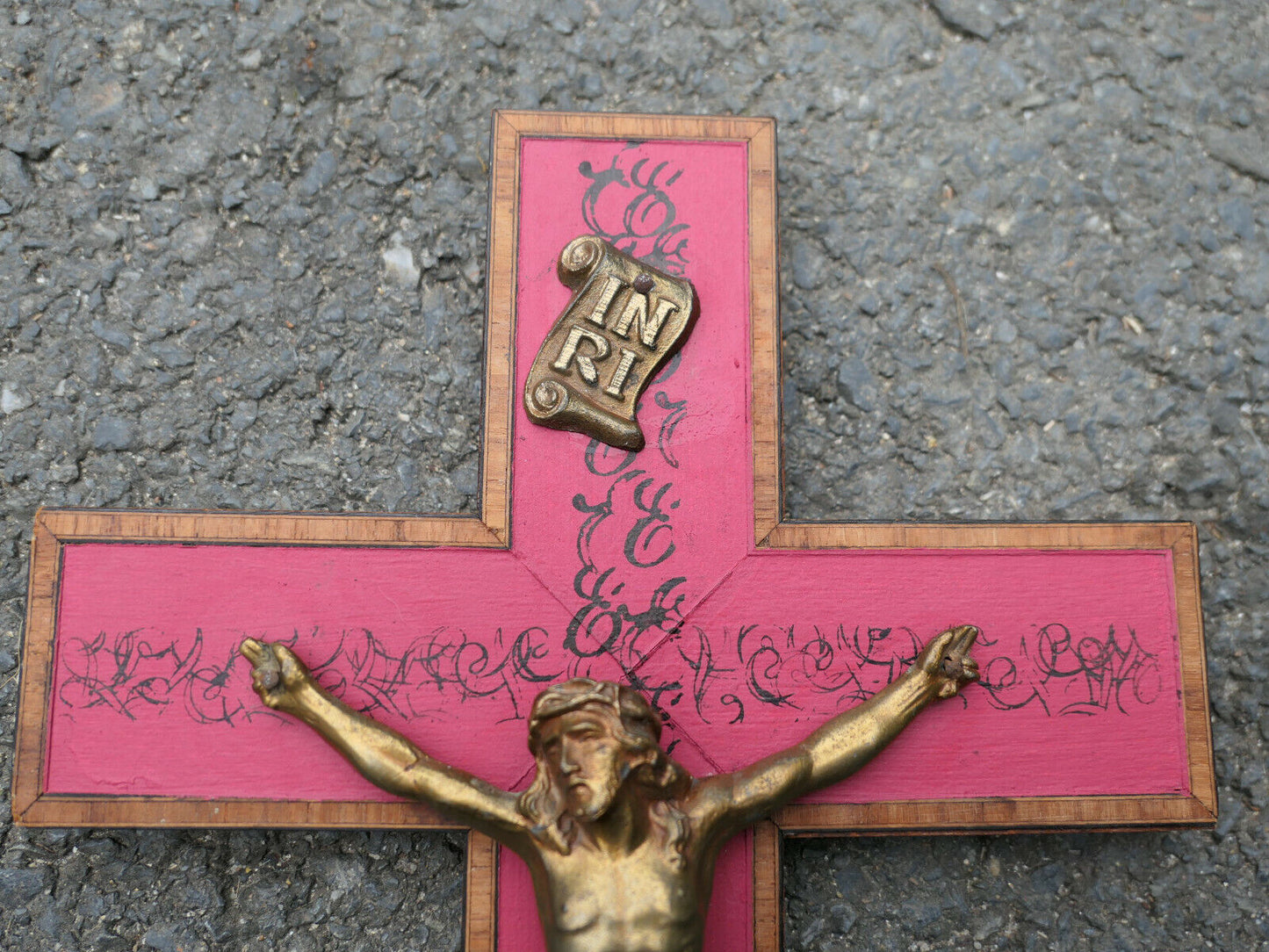 ANCIEN CRUCIFIX CROIX BOIS REGULE DORE MARQUETERIE DECOR ENCRE INRI RELIGIOUS