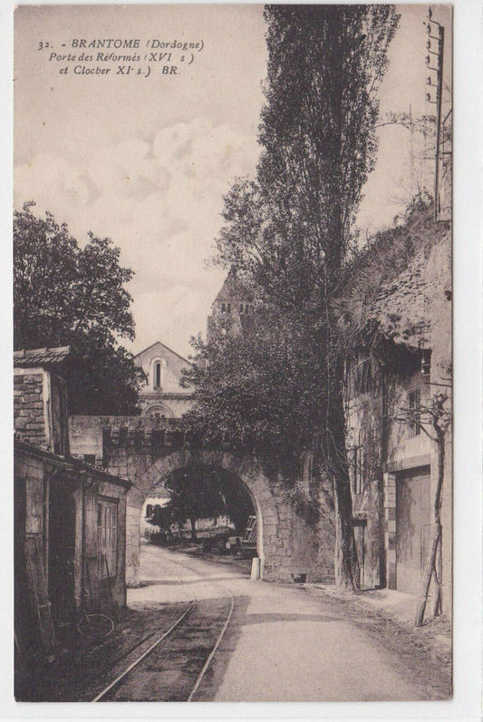 CARTE POSTALE ANCIENNE NOIR & BLANC CPA BRANTOME PORTE DES REFORMES ET CLOCHER
