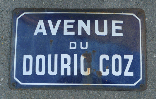 ANCIENNE PLAQUE DE RUE EMAILLEE AVENUE DU DOURIC COZ BRETAGNE