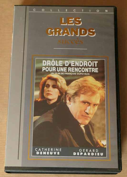 VHS CASSETTE VIDEO DROLE D'ENDROIT POUR UNE RENCONTRE DUPEYRON DENEUVE DEPARDIEU