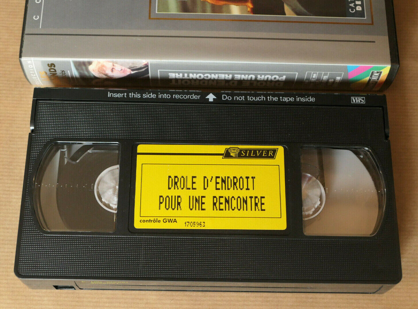 VHS CASSETTE VIDEO DROLE D'ENDROIT POUR UNE RENCONTRE DUPEYRON DENEUVE DEPARDIEU