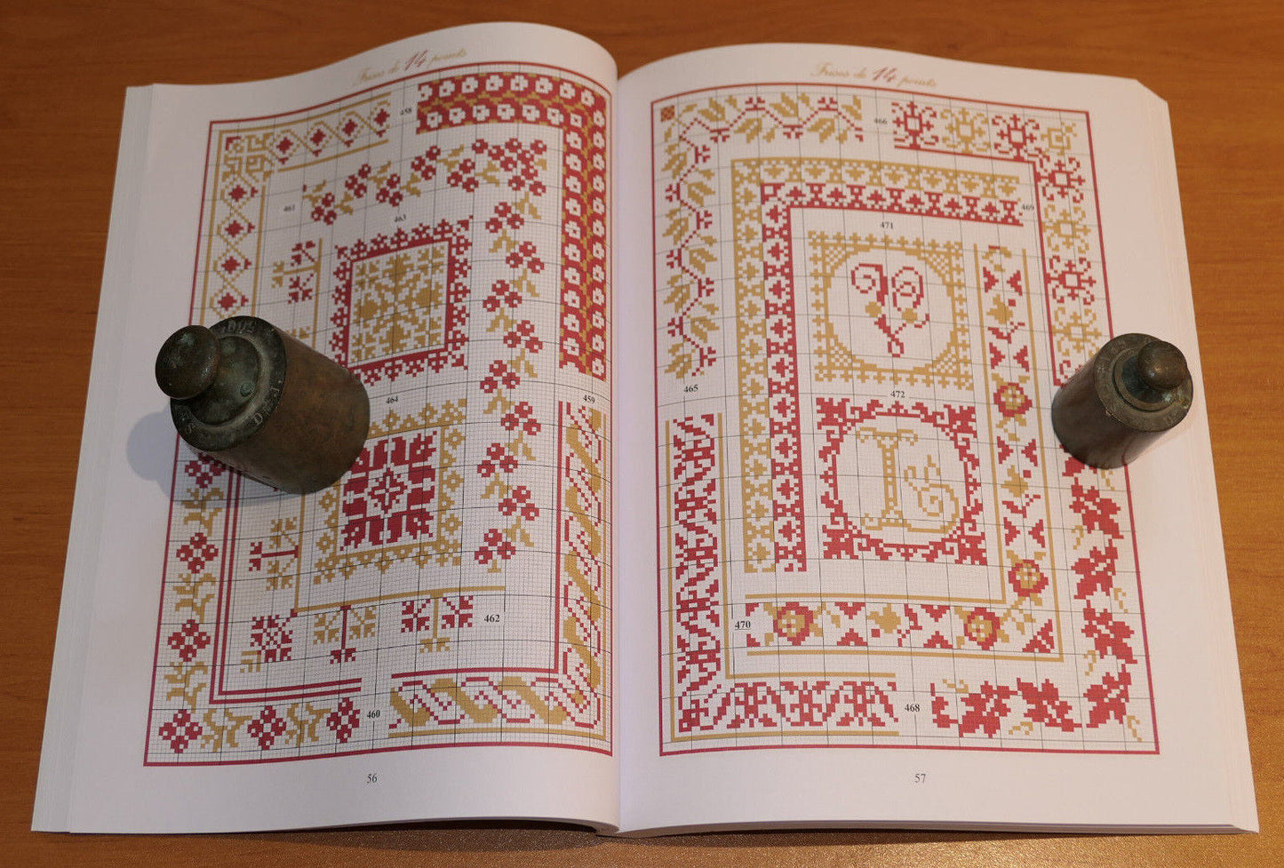 REPERTOIRE DES FRISES BORDURES ANGLES ORNEMENTS BRODERIE POINT DE CROIX / 2010