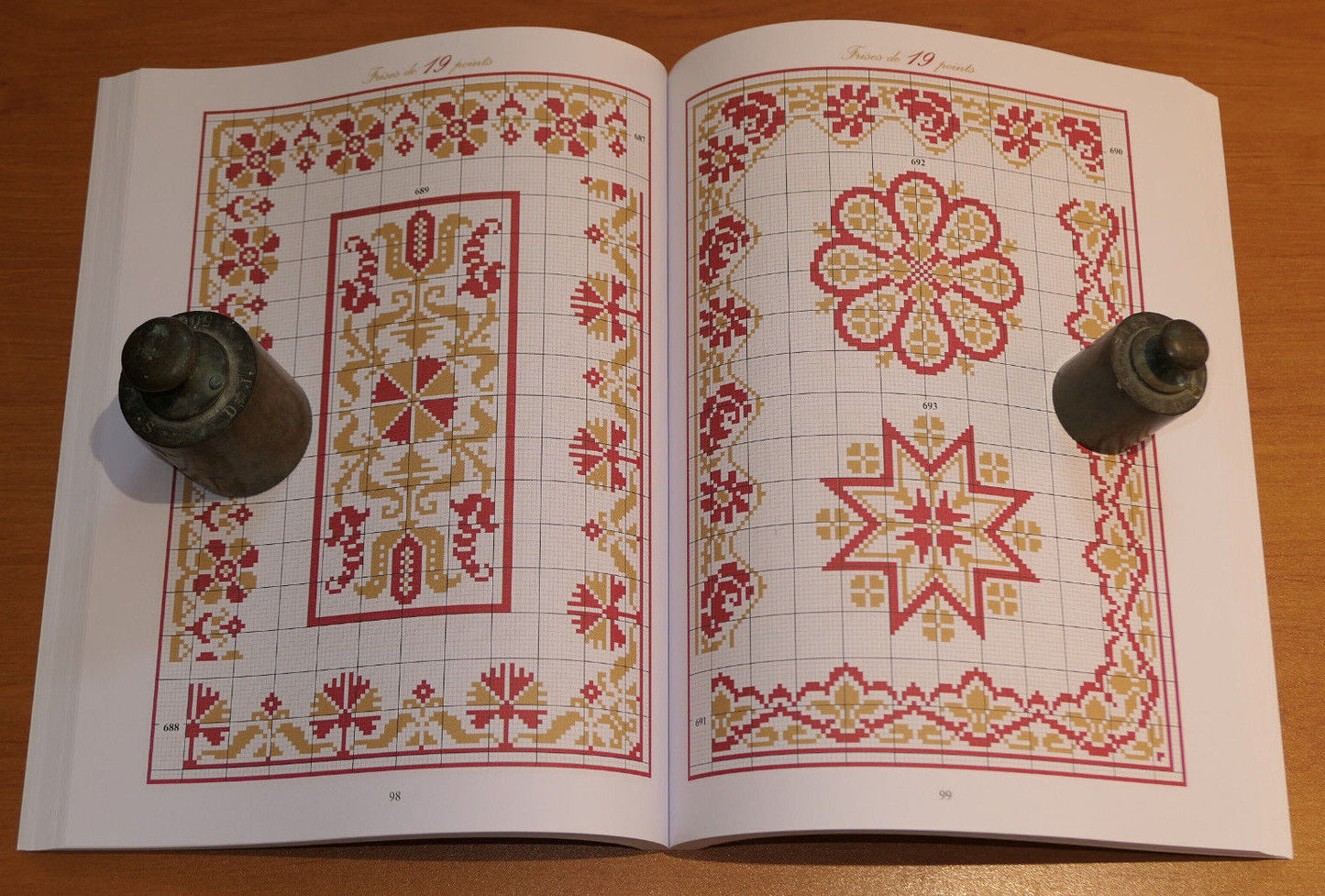 REPERTOIRE DES FRISES BORDURES ANGLES ORNEMENTS BRODERIE POINT DE CROIX / 2010