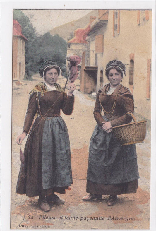 CARTE POSTALE ANCIENNE CPA FILEUSE ET JEUNE PAYSANNE D'AUVERGNE (1906)
