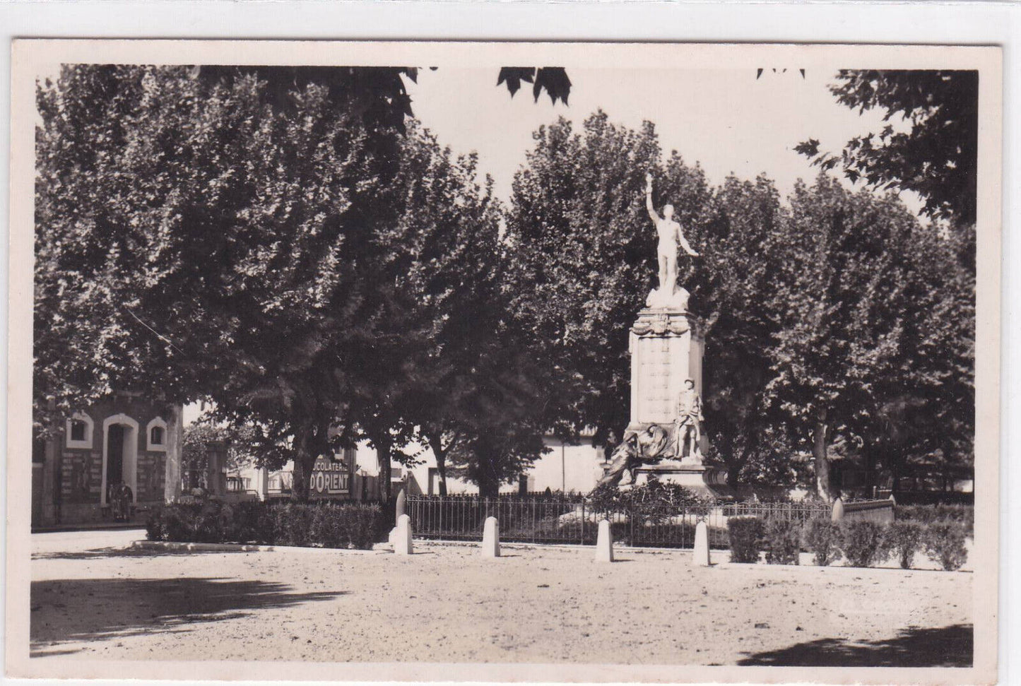 CARTE POSTALE CPSM MONTELIMAR MONUMENT AUX MORTS