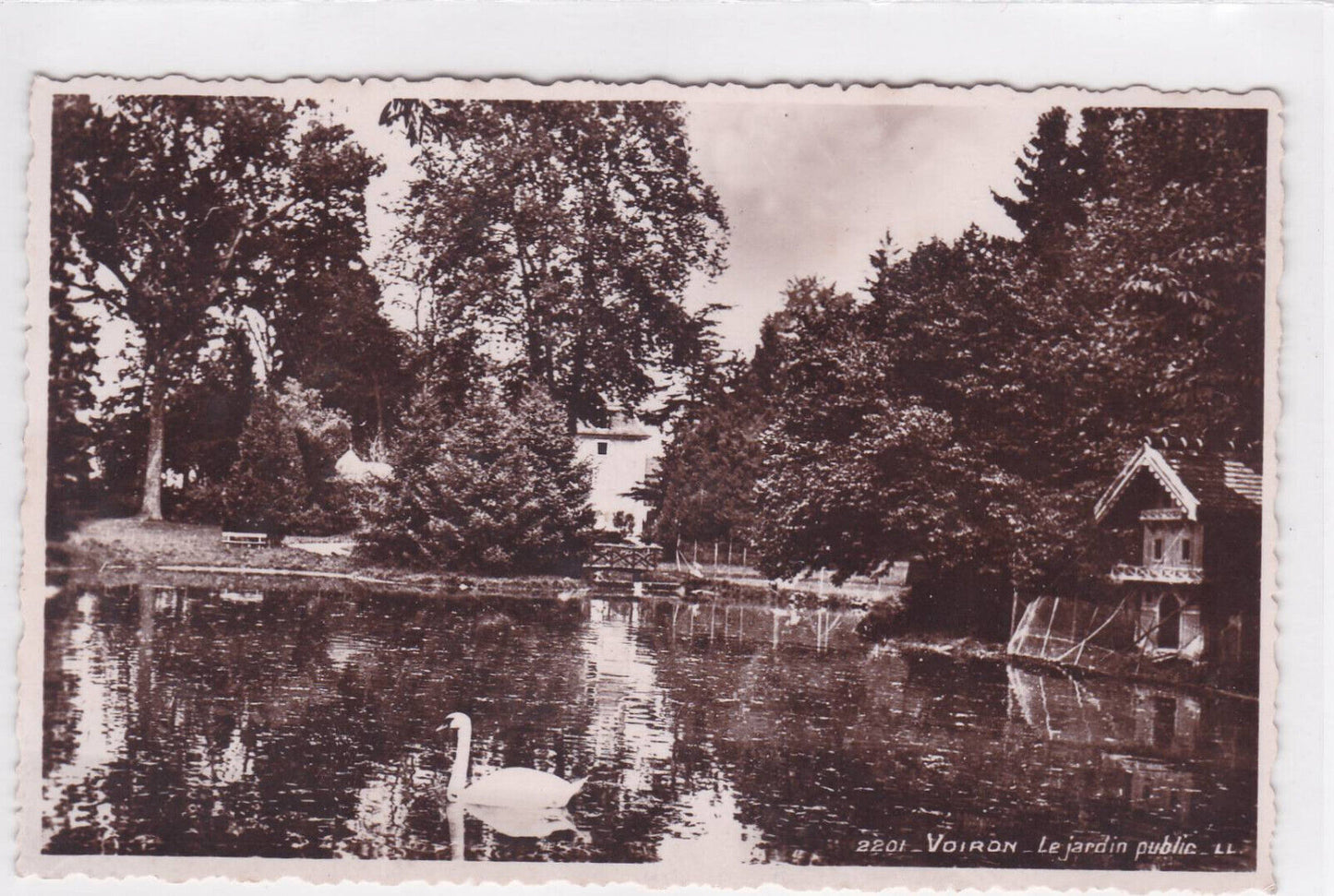 CARTE POSTALE ANCIENNE CPA VOIRON LE JARDIN PUBLIC
