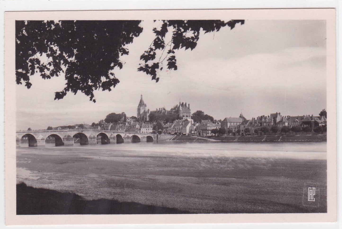 CARTE POSTALE ANCIENNE CPA GIEN LA VILLE VUE EN AMONT DE LA LOIRE