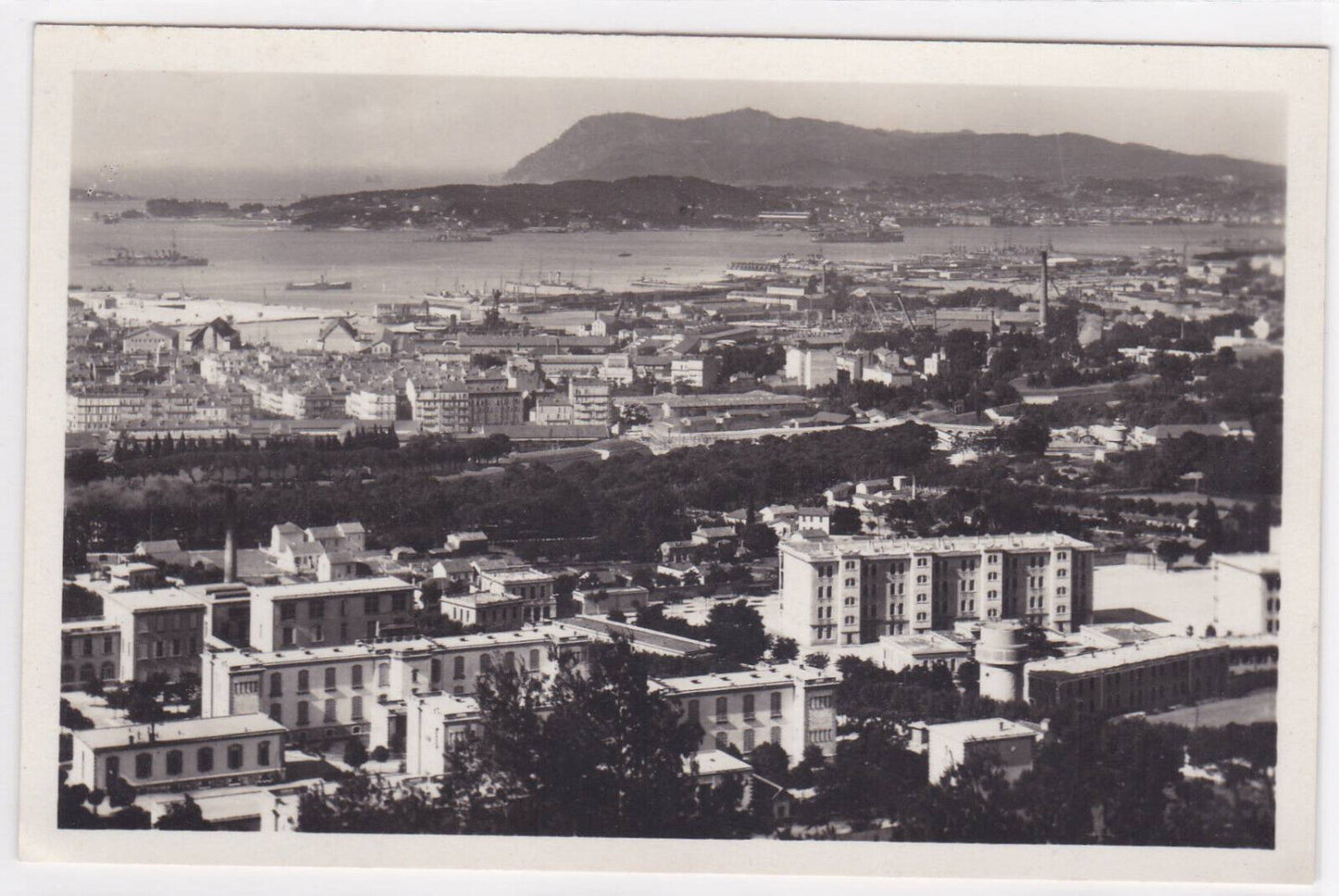 CARTE POSTALE CPSM TOULON LES CASERNES STE-ANNE ET LA RADE