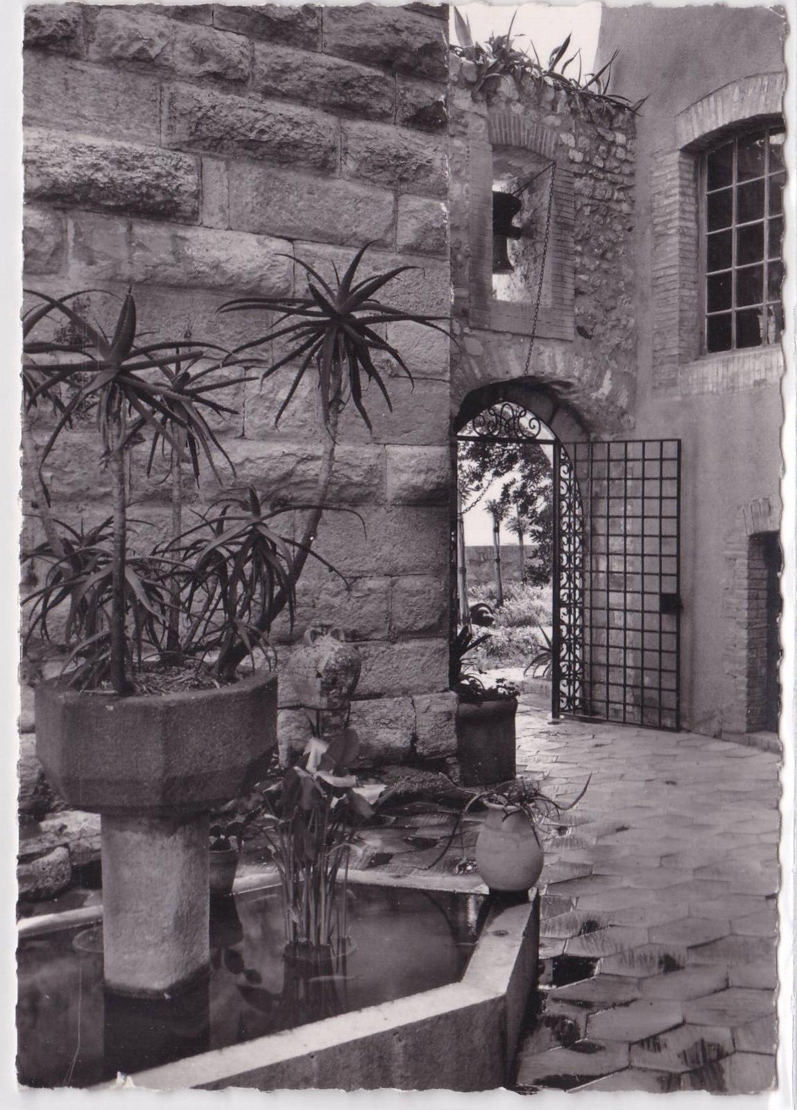 POSTCARD CPSM ANTIBES INTERIOR PATIO OF THE GRIMALDI MUSEUM (1955)