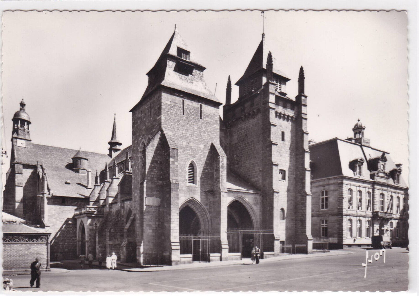 CARTE POSTALE CPSM SAINT-BRIEUC LA CATHEDRALE ST-ETIENNE ET LA MAIRIE