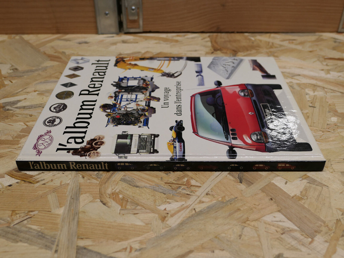 L'ALBUM RENAULT UN VOYAGE DANS L'ENTREPRISE / PHOTOS INDUSTRIE AUTOMOBILE 1992
