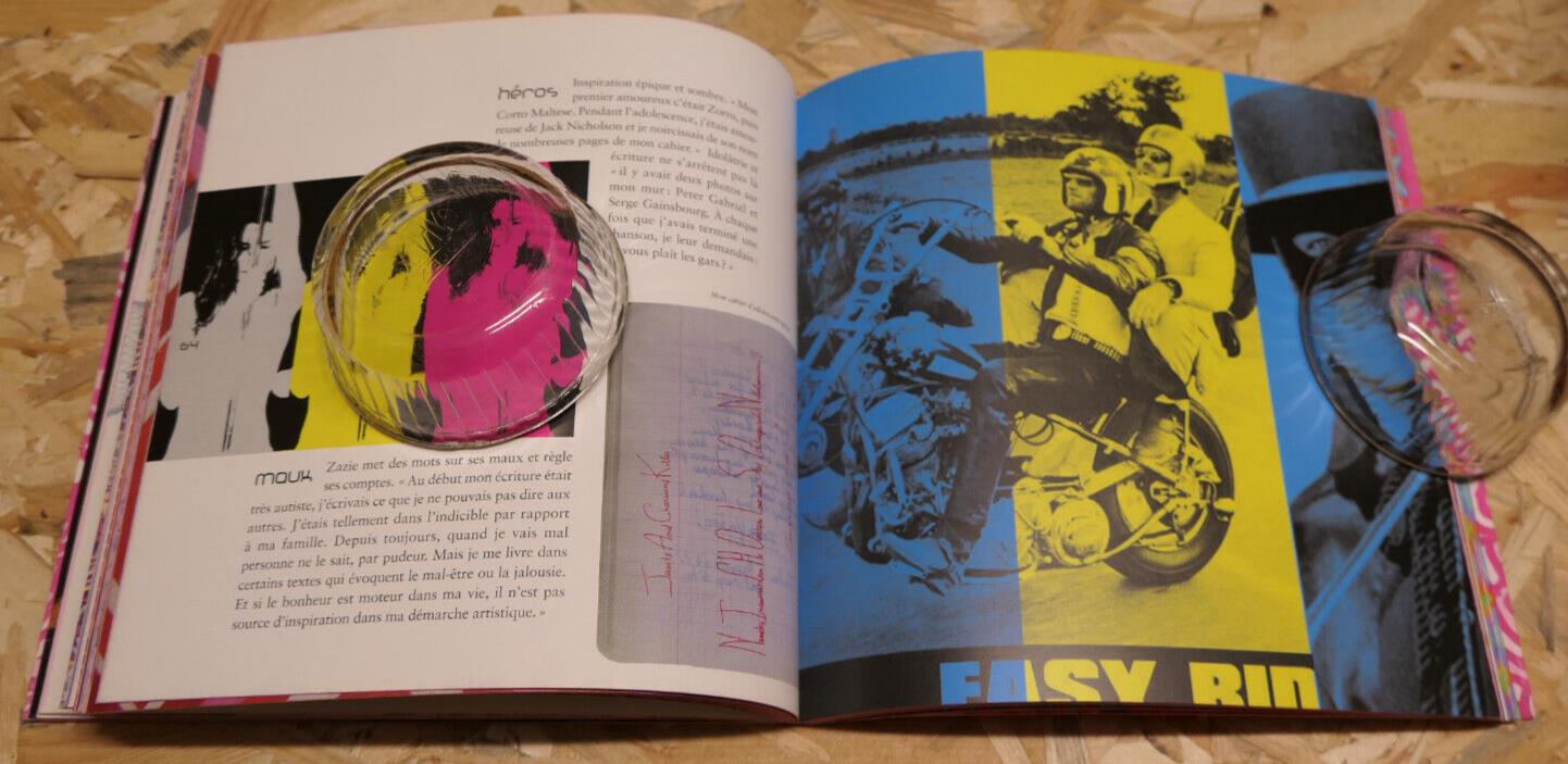 ZAZIE SAUVAGE COMME UNE IMAGE / PORTRAIT PHOTOS MANUSCRITS DOCUMENTS / 2005