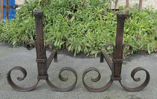 PAIRE D'ANCIENS CHENETS EN FER FORGE