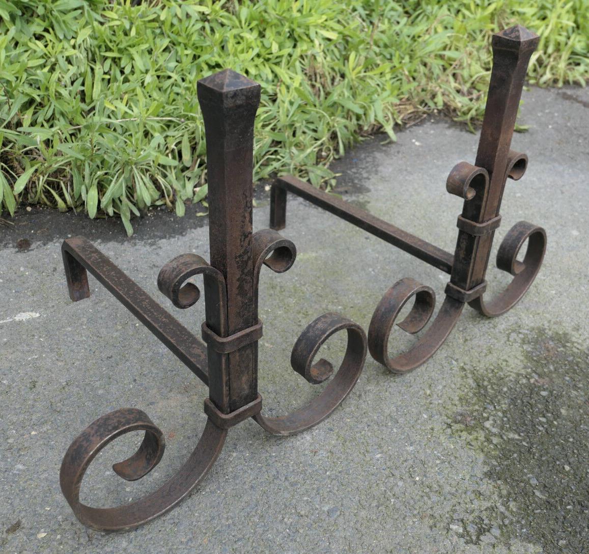 PAIRE D'ANCIENS CHENETS EN FER FORGE
