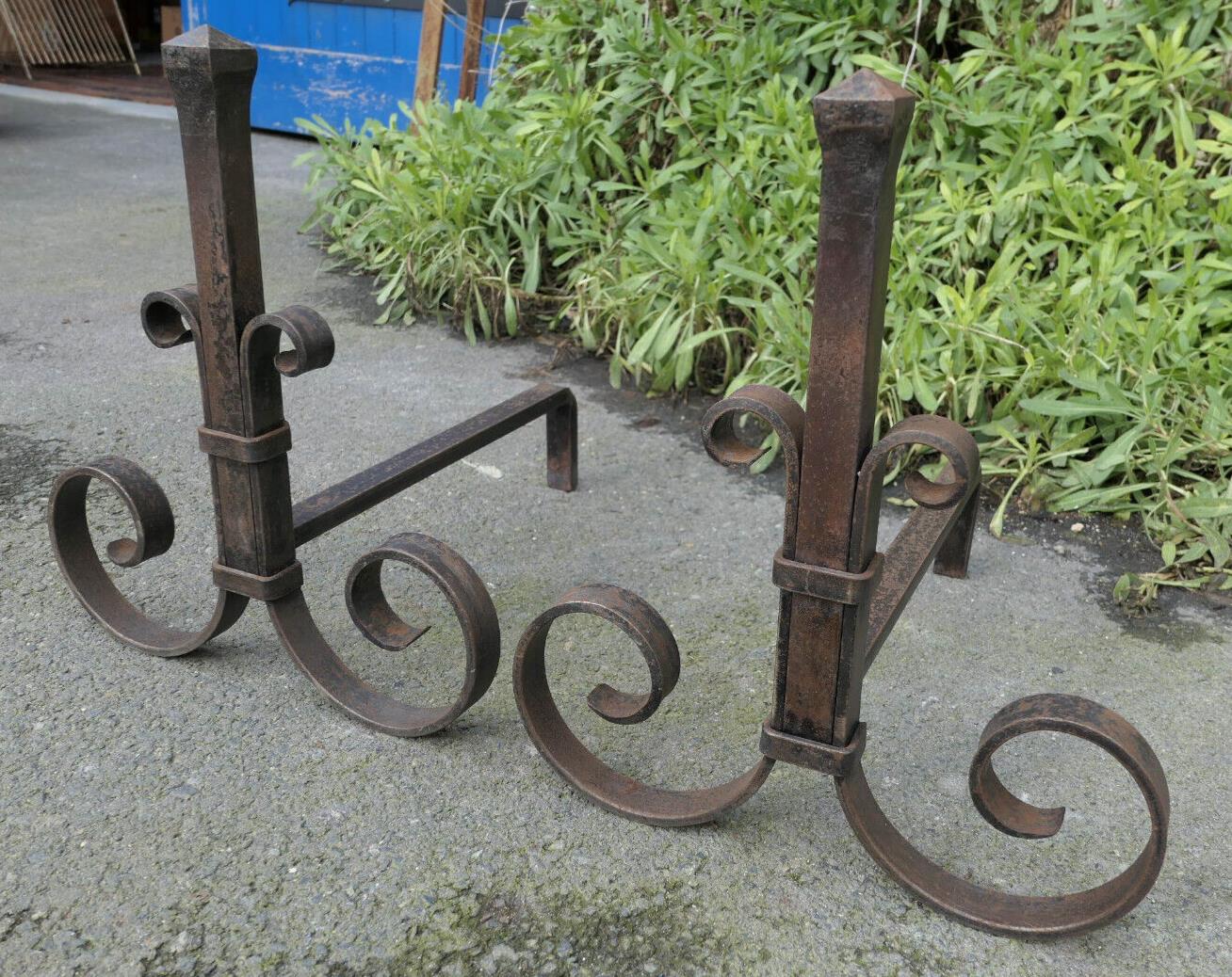 PAIRE D'ANCIENS CHENETS EN FER FORGE